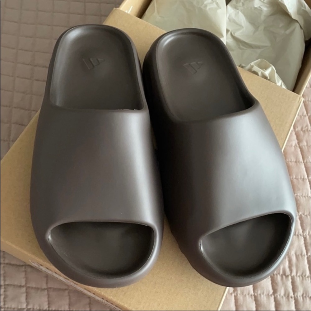Authentic brand new Yeezy slides soot men’s size 4